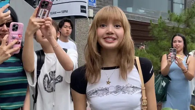 Lisa BLACKPINK thanh lý quần áo, fan "rì-viu" rẻ ngỡ ngàng còn được gặp idol - 12