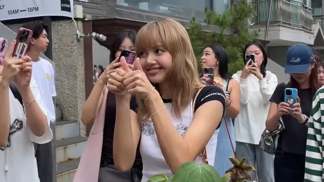 Lisa BLACKPINK thanh lý quần áo, fan "rì-viu" rẻ ngỡ ngàng còn được gặp idol - 13
