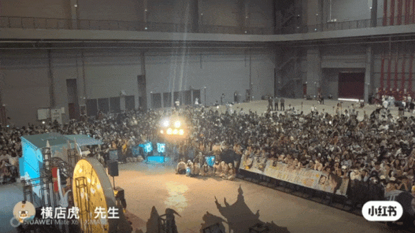 Chưa từng có ở showbiz: 10.000 người xếp hàng xuyên đêm để gặp mỹ nhân chỉ cao 1m45 - 5
