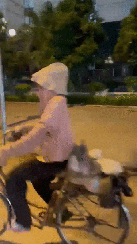 Con gái vỡ òa báo tin tìm thấy mẹ mất tích khi đạp xe từ Thanh Hóa ra Hà Nội - 1