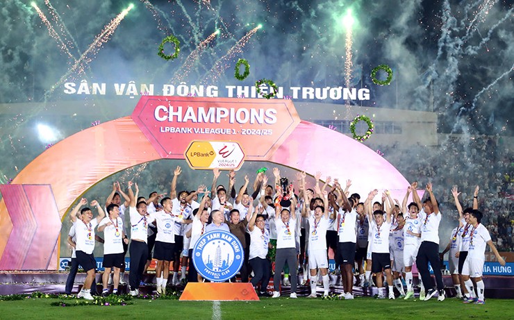 Thép Xanh Nam Định vô địch V-League lần thứ hai liên tiếp.
