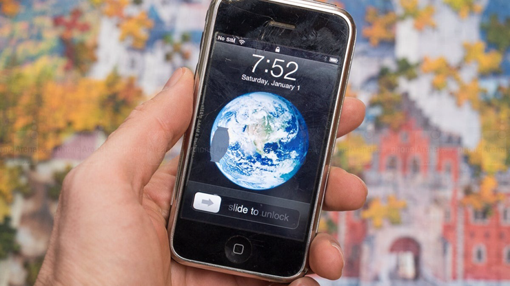 Chiếc iPhone đầu tiên trên thế giới ra đã định hình lại cả thế giới công nghệ.