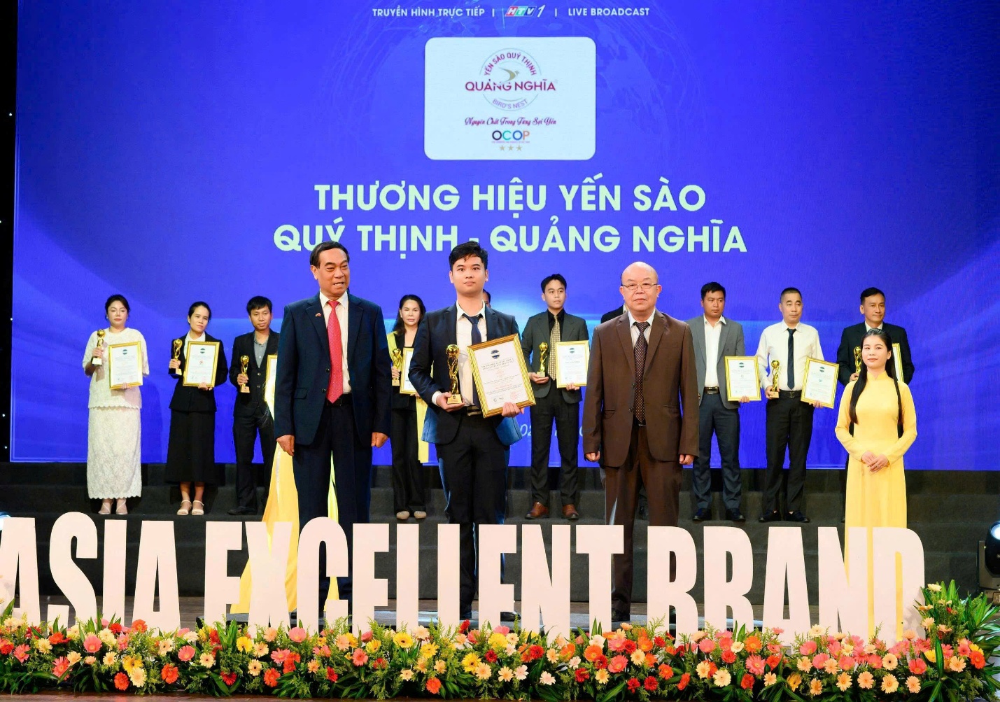 Đại diện thương hiệu Yến Sào Quý Thịnh - Quảng Nghĩa - anh Nguyễn Văn Tuấn Kiệt nhận giải thưởng Thưởng Thương Hiệu Xuất Sắc Châu Á 2025