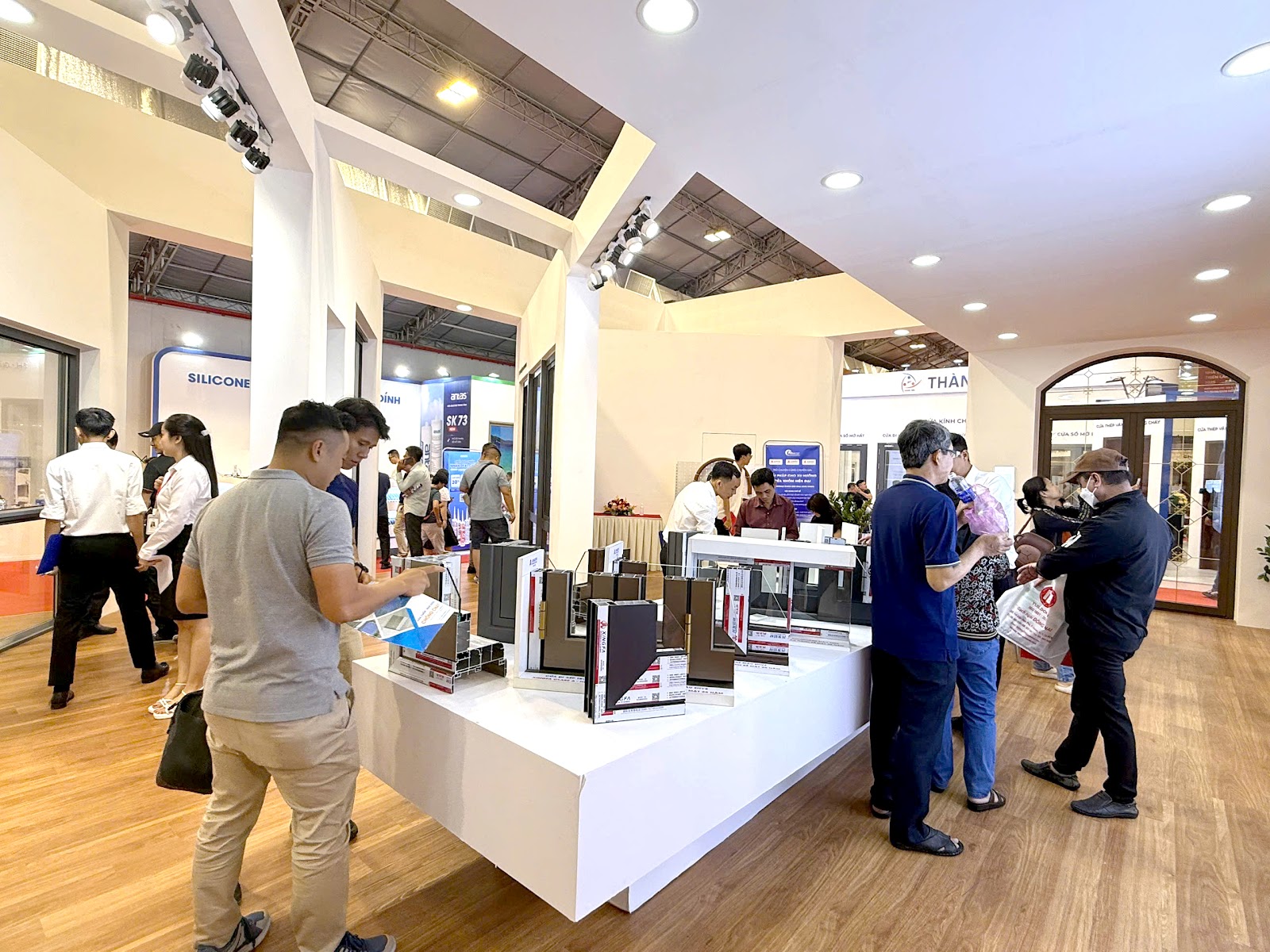 Khách tham quan trải nghiệm các dòng sản phẩm mới của XINGFA và NPP ASEANWINDOW
