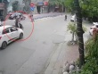 Clip: Sang đường không quan sát, cô gái bị ô tô hất văng trượt dài trên đường