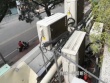 Người phụ nữ sốc khi trở về nhà: Ban công bị “bao vây” 12 cục nóng điều hòa