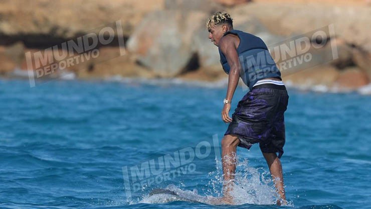 "Tay chơi" Yamal tiếp tục xõa quên lối về, thân mật với người đẹp lạ mặt - 6