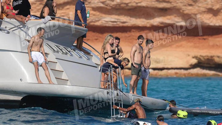 "Tay chơi" Yamal tiếp tục xõa quên lối về, thân mật với người đẹp lạ mặt - 5