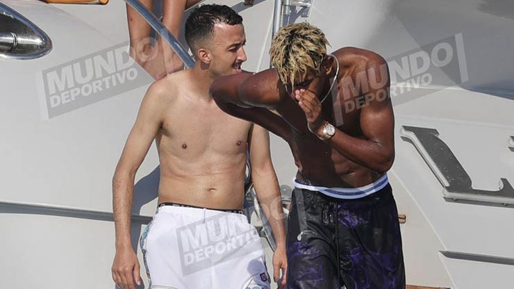 "Tay chơi" Yamal tiếp tục xõa quên lối về, thân mật với người đẹp lạ mặt - 13