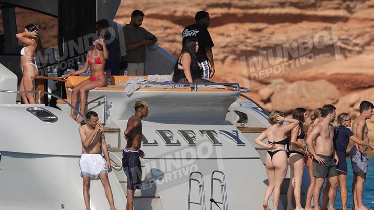 "Tay chơi" Yamal tiếp tục xõa quên lối về, thân mật với người đẹp lạ mặt - 12