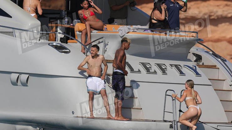 "Tay chơi" Yamal tiếp tục xõa quên lối về, thân mật với người đẹp lạ mặt - 11