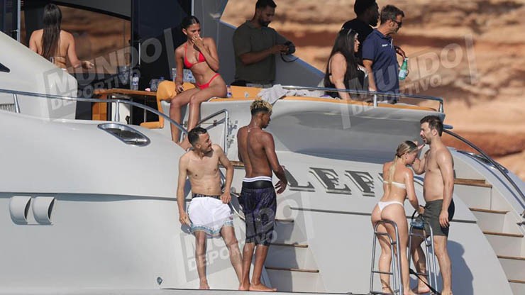 "Tay chơi" Yamal tiếp tục xõa quên lối về, thân mật với người đẹp lạ mặt - 10