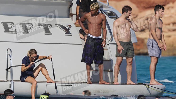 "Tay chơi" Yamal tiếp tục xõa quên lối về, thân mật với người đẹp lạ mặt - 9