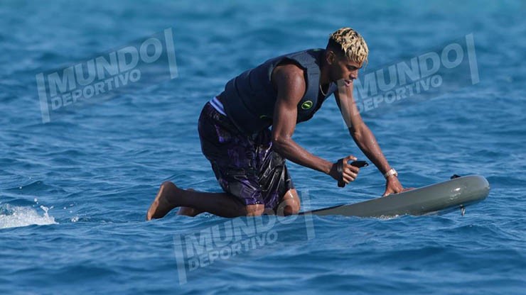 "Tay chơi" Yamal tiếp tục xõa quên lối về, thân mật với người đẹp lạ mặt - 8