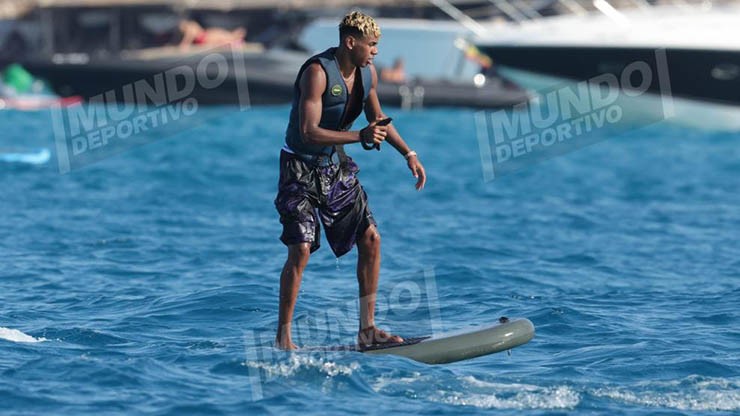 "Tay chơi" Yamal tiếp tục xõa quên lối về, thân mật với người đẹp lạ mặt - 7