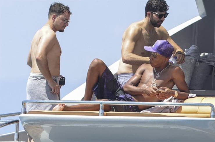 Yamal vẫn đang trong kỳ nghỉ tại Ibiza