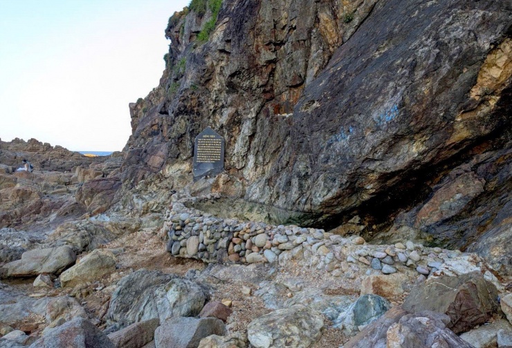 Nước trong Giếng Tiên đã được rút sạch để thay nguồn nước mới.