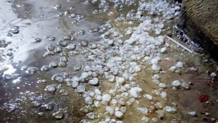 Hiện tượng mưa đá xuất hiện ở Hà Nội