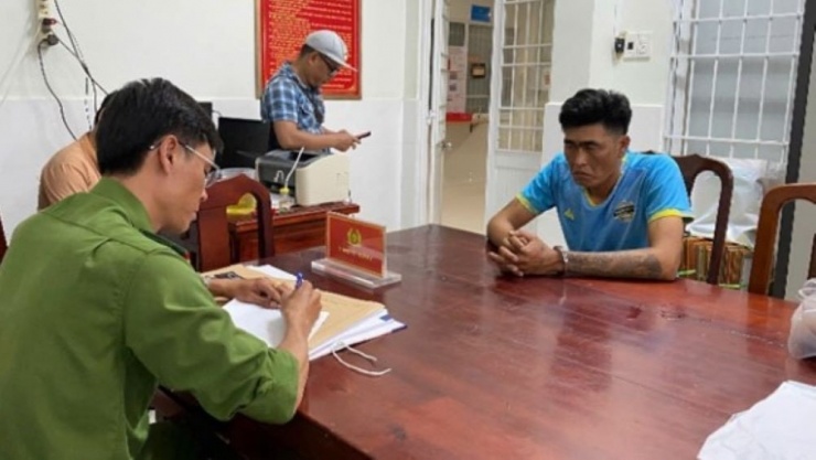 Đối tượng Trần Văn Trận tại cơ quan công an. Ảnh:CACM.