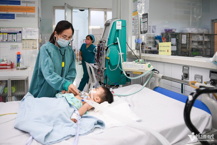 48 giờ mắc tay chân miệng, trẻ ngưng thở, lọc máu khẩn ở bệnh viện tuyến cuối - 5