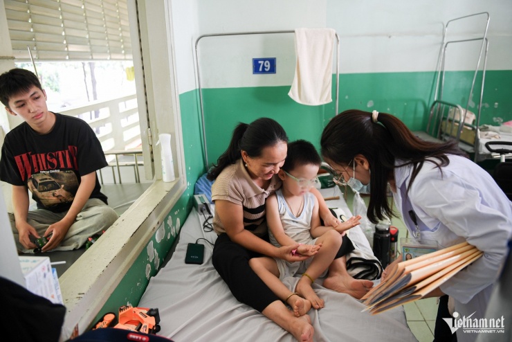 48 giờ mắc tay chân miệng, trẻ ngưng thở, lọc máu khẩn ở bệnh viện tuyến cuối - 9