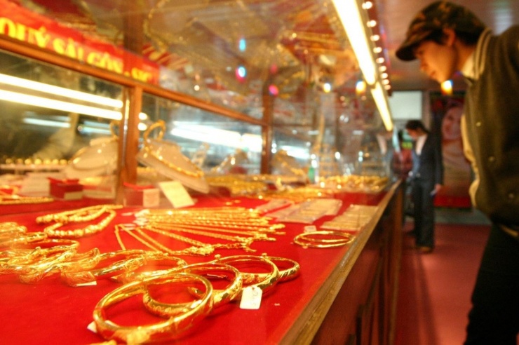 Vàng trong nước cao hơn giá vàng thế giới gần 30 triệu đồng/lượng.