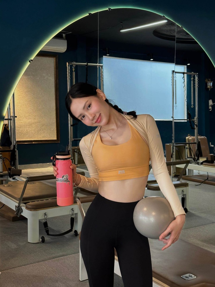 So với những hình ảnh vài ngày trước, nhiều người nhận xét nàng hậu đã tươi tắn, có sức sống hơn.