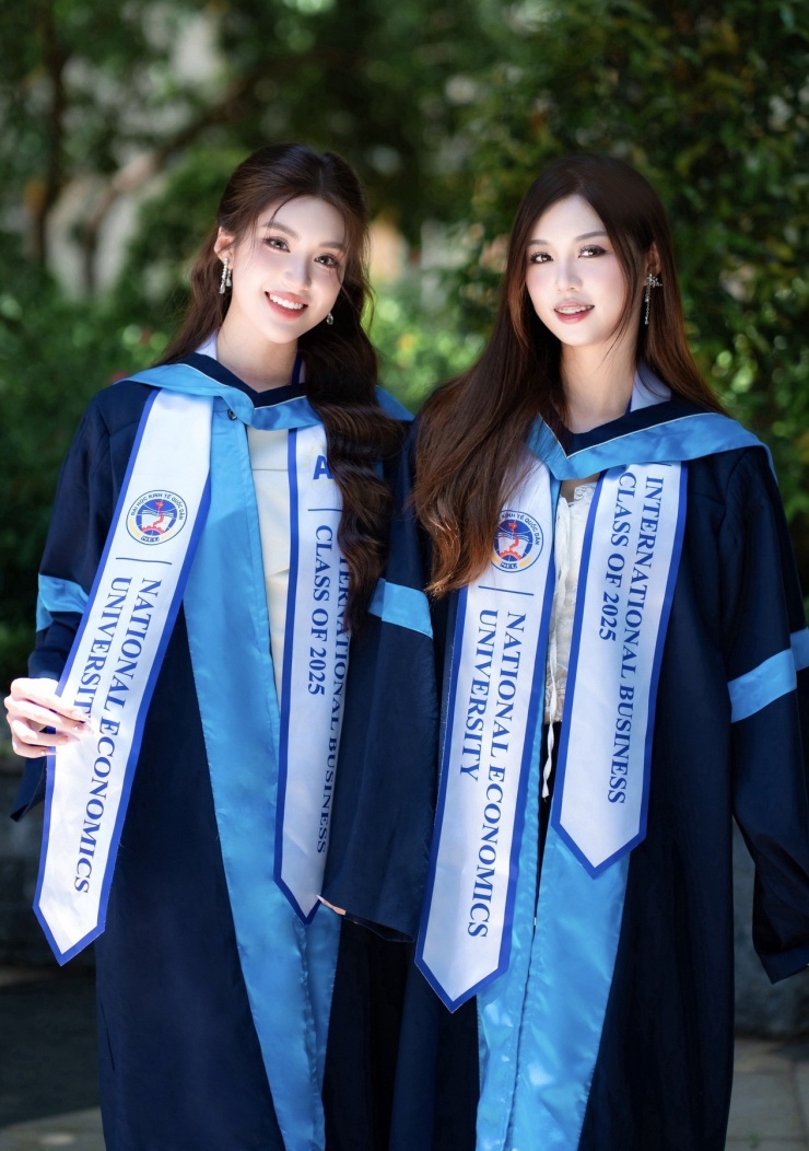 Phương Oanh và chị gái song sinh.