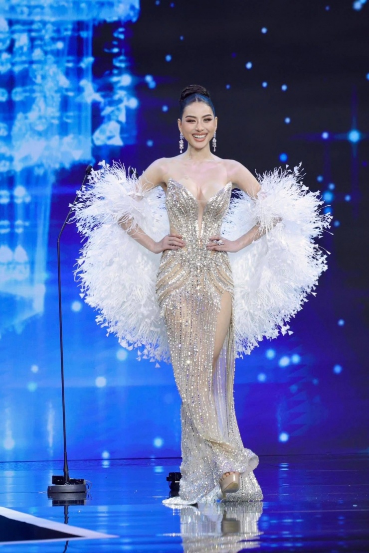 Người đẹp tôn vóc dáng với đầm xuyên thấu, trong phần thi trang phục dạ hội.