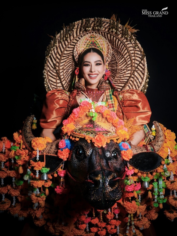 Patthama Jitsawat ở phần thi trang phục dân tộc. Cô là thí sinh đại diện tỉnh Chonburi, từng giành vương miện Miss Universe Chonburi 2025 nhưng sau đó từ bỏ danh hiệu.