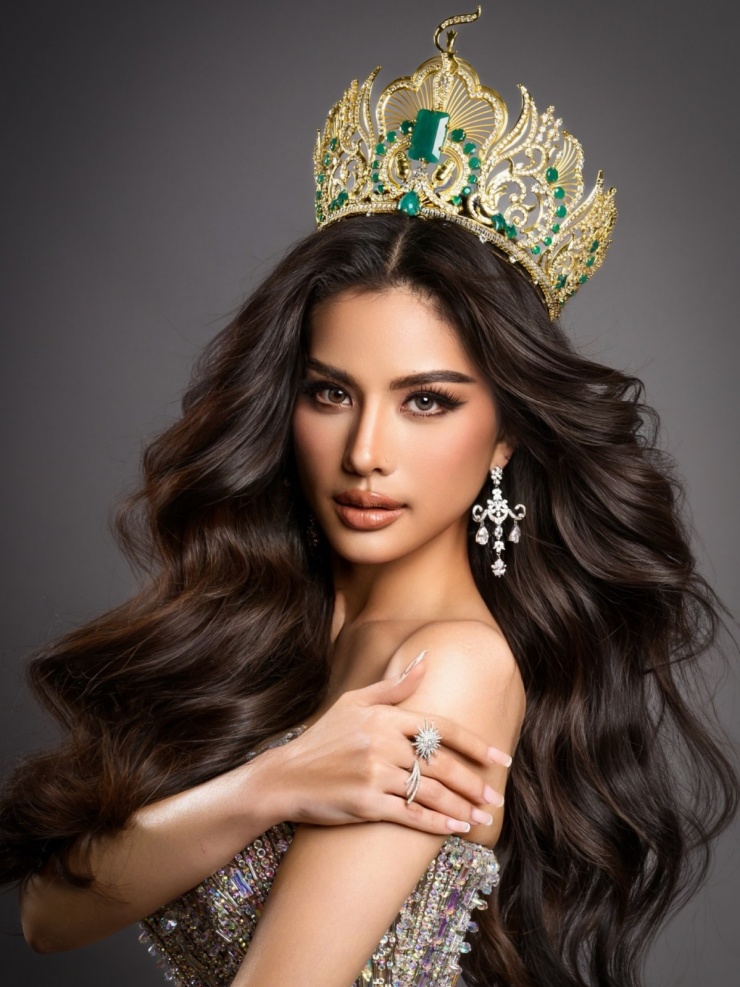 Patthama Jitsawat có vẻ đẹp hiện đại với đôi mắt sâu, môi dày. Cô thường trang điểm nhấn vào mắt, lông mày.