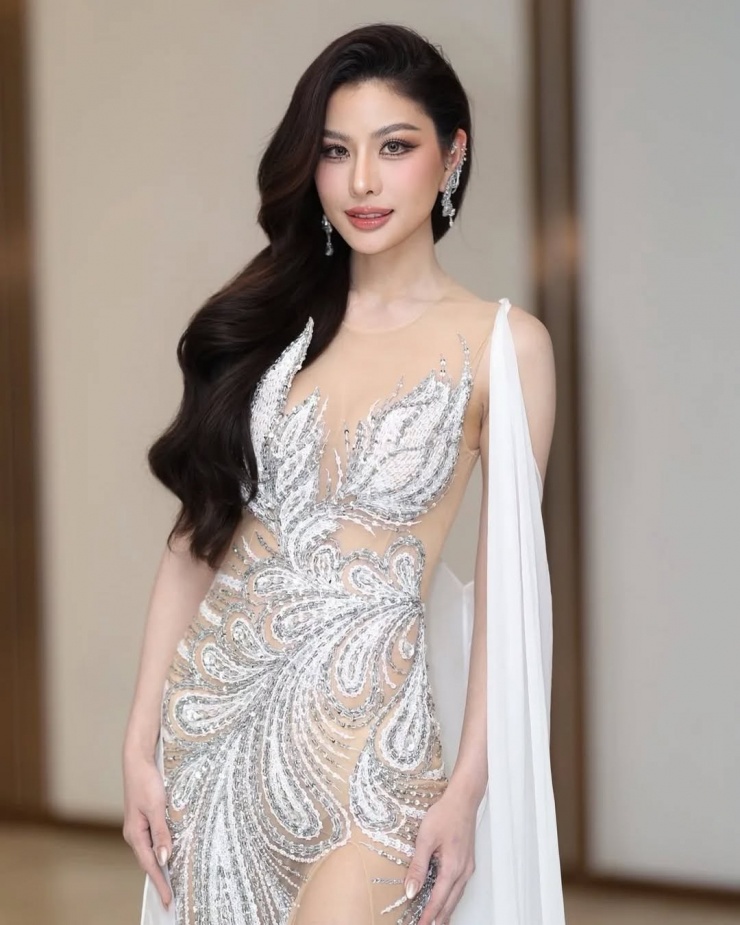 Cô tốt nghiệp Thạc sĩ tại Đại học Rangsit, là ca sĩ dòng nhạc dân gian. Ngoài ra, cô làm người mẫu tự do, tham gia diễn xuất trong một số phim.