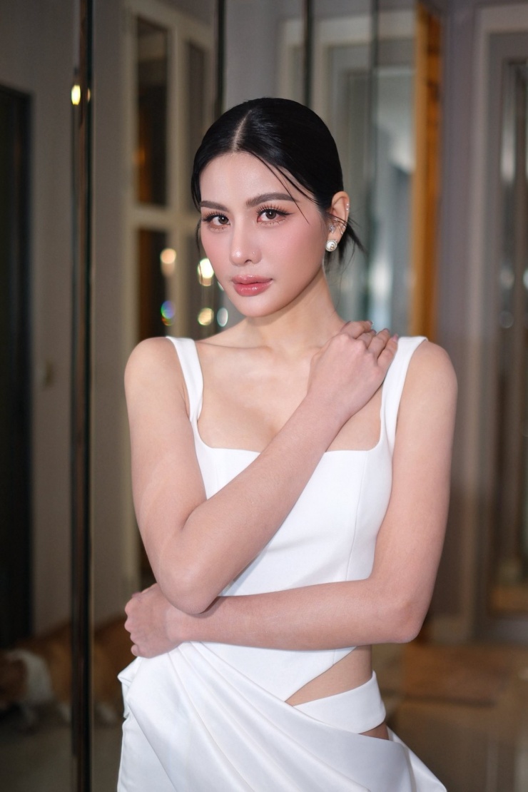 Cô theo đuổi hình tượng gợi cảm với các bộ trang phục ôm sát, cắt xẻ.