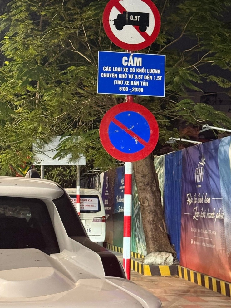 Biển báo chỉ dẫn giao thông trên một tuyến phố ở Hải Phòng. Ảnh: Otofun