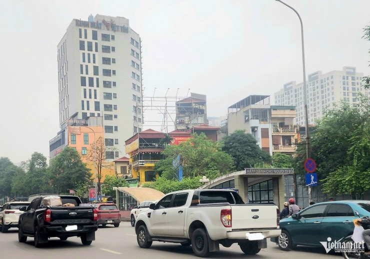 Xe bán tải lưu thông trên phố Hà Nội. Ảnh: Phạm Huyền