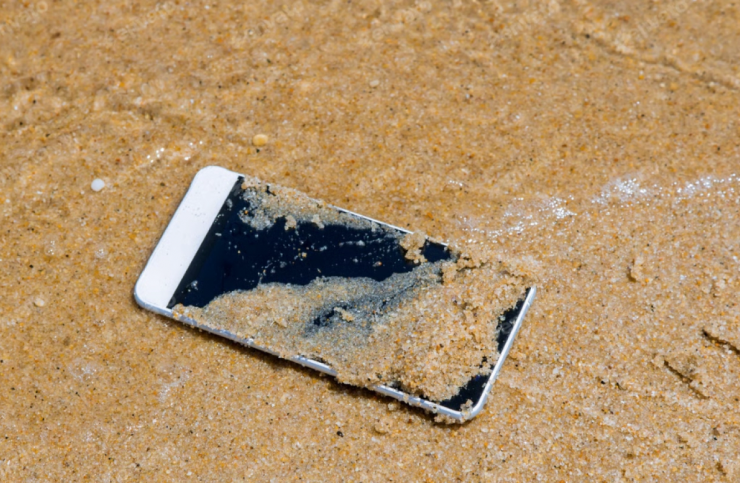 Điện thoại dính đầy cát sau chuyến đi biển cần được làm sạch đúng cách. Ảnh: Sosphonecatania