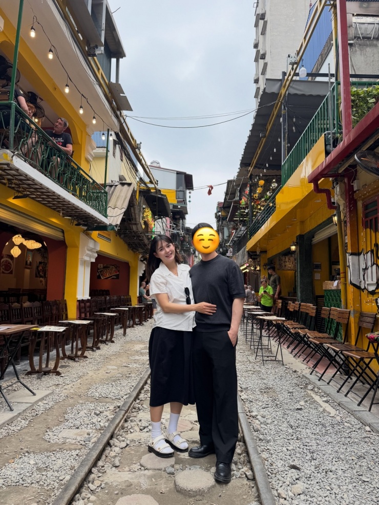 Sao 'Mặt trăng ôm mặt trời' ăn gỏi cuốn, uống cà phê cốt dừa ở Hà Nội - 1