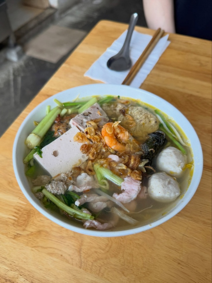 Sao 'Mặt trăng ôm mặt trời' ăn gỏi cuốn, uống cà phê cốt dừa ở Hà Nội - 4