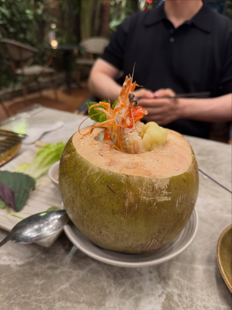 Sao 'Mặt trăng ôm mặt trời' ăn gỏi cuốn, uống cà phê cốt dừa ở Hà Nội - 3