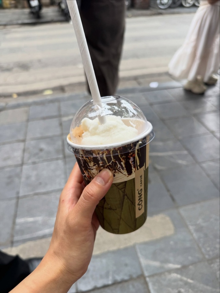 Sao 'Mặt trăng ôm mặt trời' ăn gỏi cuốn, uống cà phê cốt dừa ở Hà Nội - 6