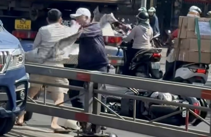 Hình ảnh Lâm và ông Dưỡng ẩu đả trên đường phố bị người dân ghi hình lại.