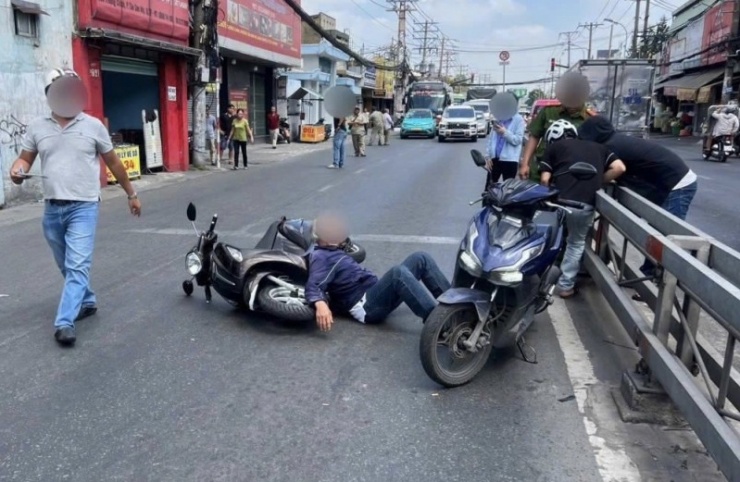 "Đầu bạc" ẩu đả "đầu xanh" chỉ vì xin mà không được nhường đường - 4