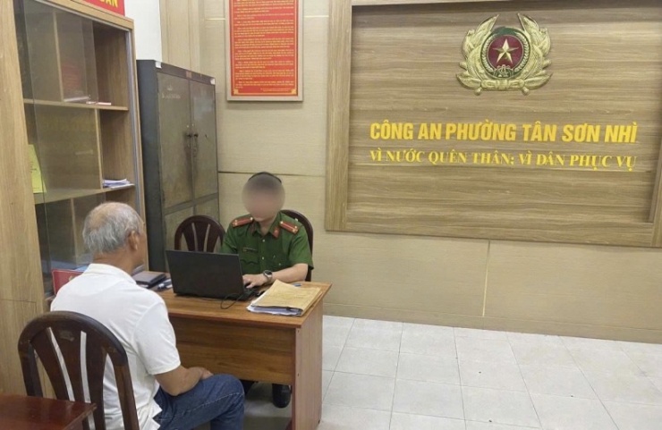 Công an làm việc với 2 người liên quan.