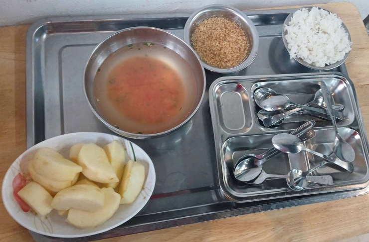 Suất ăn bị phụ huynh tố "nghèo" dinh dưỡng. Ảnh: CMH