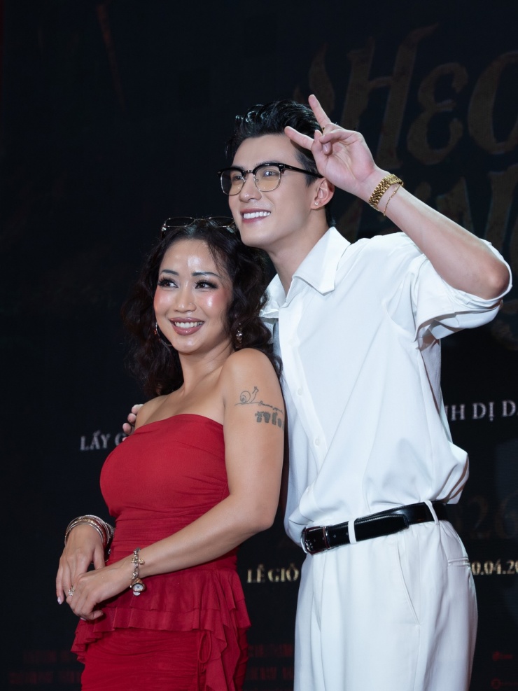 Trong phim, Ốc Thanh Vân đóng vợ chồng với Trần Ngọc Vàng - bạn diễn kém cô 14 tuổi.