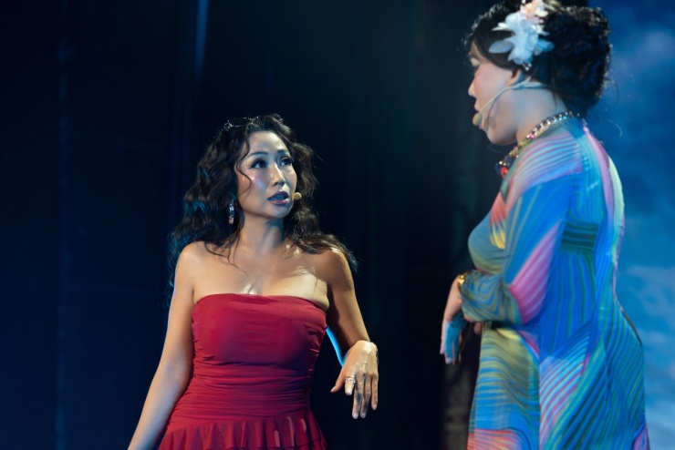 Ốc Thanh Vân diễn tiểu phẩm tại buổi ra mắt phim với tạo hình da nâu, đôi môi dày.