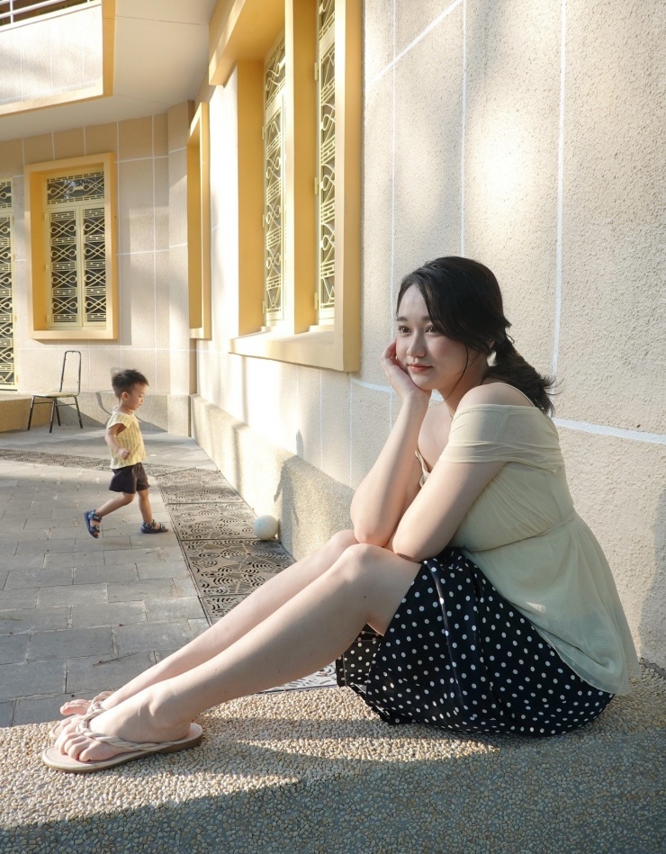 Trúc Anh vẫn giữ nét tươi sáng, tự tin nhưng trong những khung hình có thể thấy gương mặt và ngoại hình của Trúc Anh đã thon gọn hơn rất nhiều so với 1 năm trước.