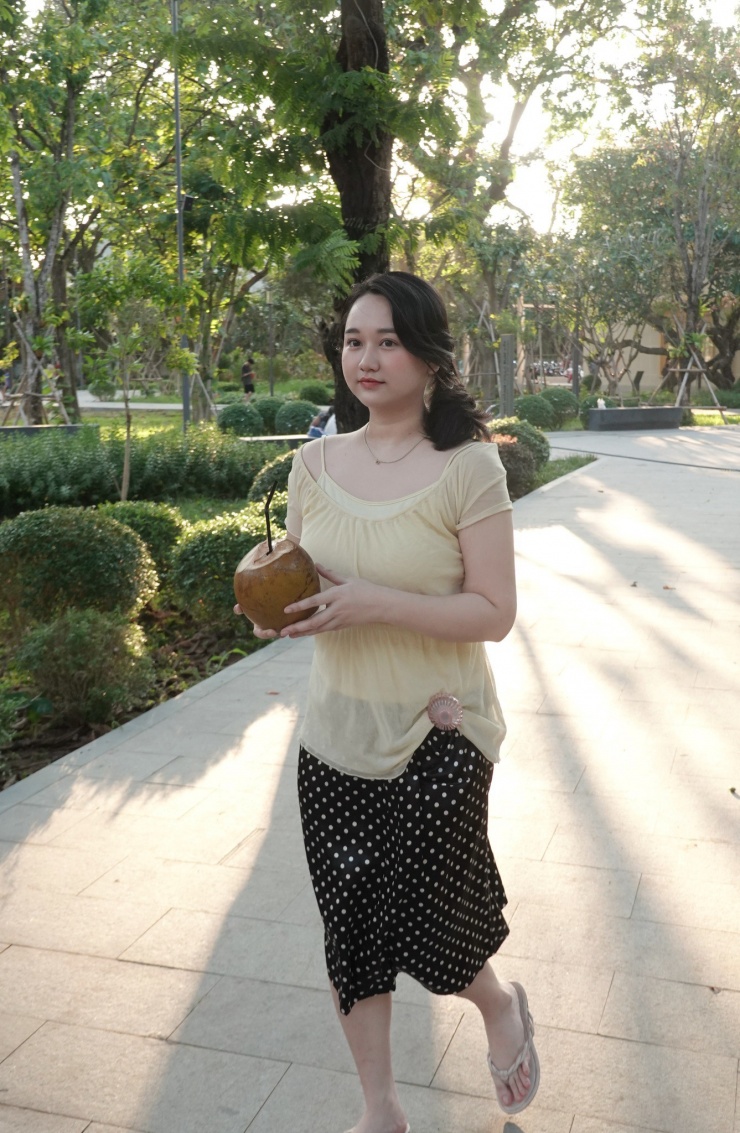 Ngay dưới bài đăng, người hâm mộ không tiếc lời trầm trồ: "Đây mới là phiên bản nàng thơ Mắt biếc, cố giảm thêm một chút nữa là lung linh"; "Mặt em ấy đẹp nên mũm mĩm vẫn đẹp"; "Cô ấy nỗ lực quá, vừa trắng vừa tròn vừa xinh";....