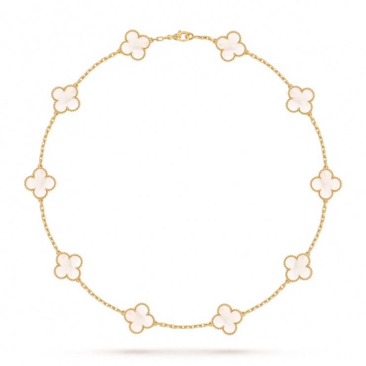 Mẫu dây chuyền được cô diện trước đó khi đi mua sắm cùng chị gái.