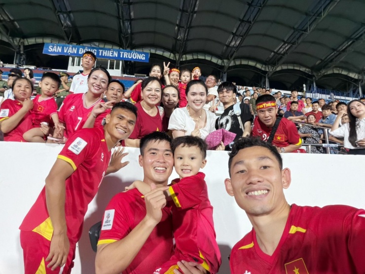 Bà xã Duy Mạnh đeo dây chuyền 300 triệu đồng khi đi cổ vũ chồng - 1